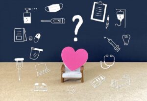 学校をイメージした黒板の前にハートの模型が置いてあります。