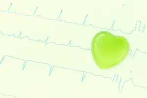 心電図の上にハートの模型が置いてあります。