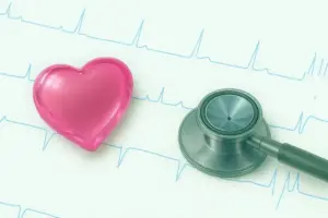 心電図の上に、ハートの模型と聴診器がおいてあります。