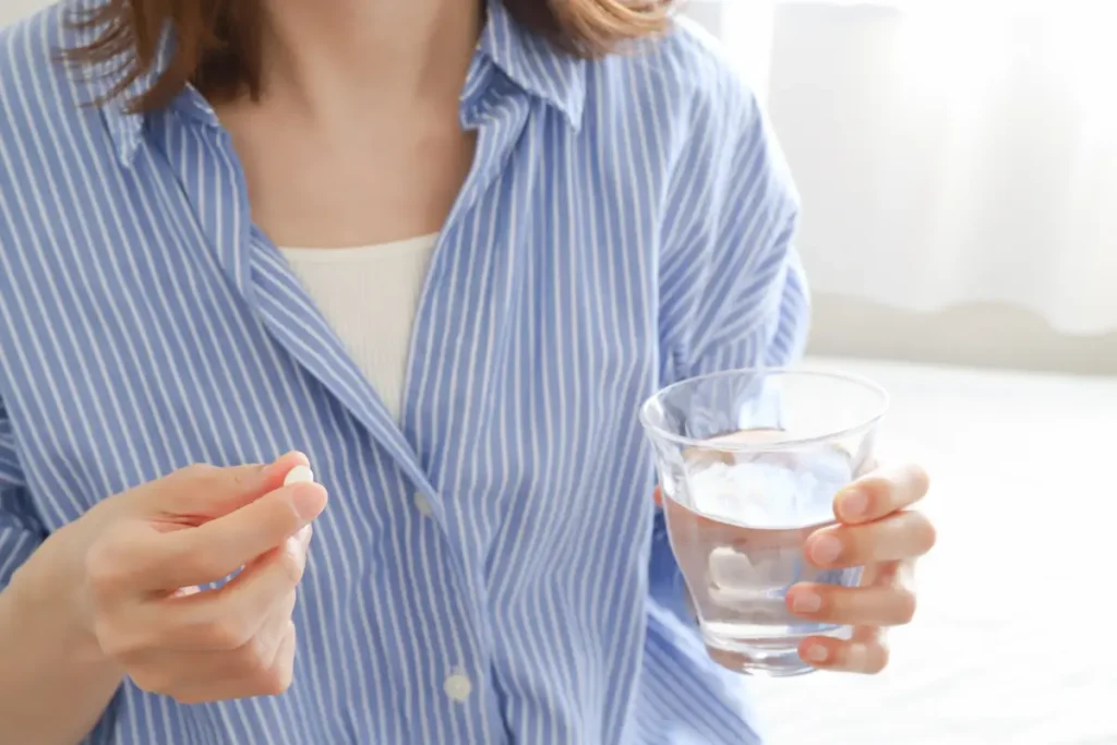 高血圧の薬を内服する女性