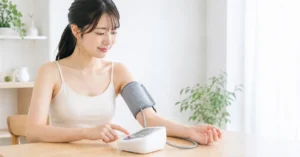 血圧を測定する女性